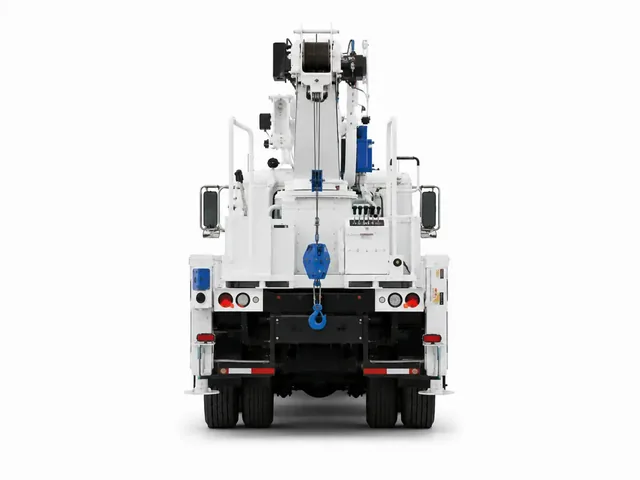 Автокран ALTEC AC 18-70B-HL белого цвета с голубым бампером, вид строго сзади