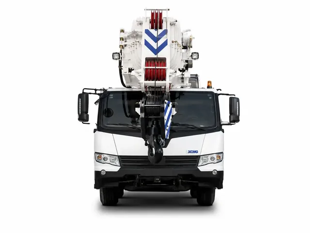 Автокран XCMG XCT25L5 SR в бело-синей цветовой схеме, вид строго спереди для карточки ГК «ИТТ»