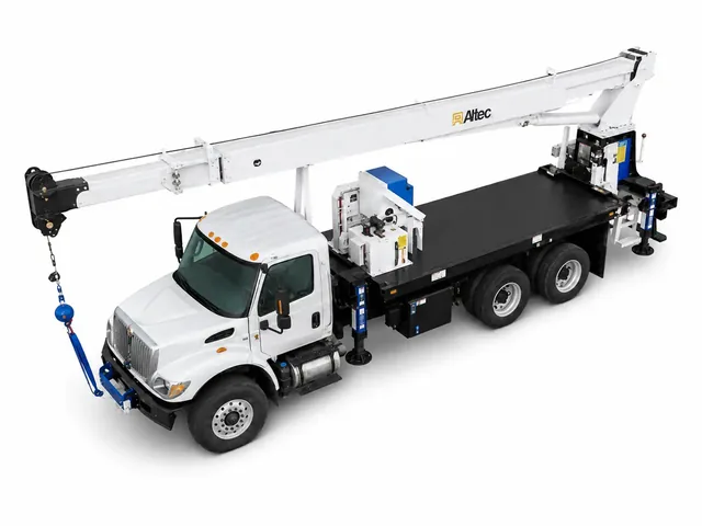 Автокран ALTEC AC 18-70R белого цвета с голубыми акцентами, вид сверху под высоким углом