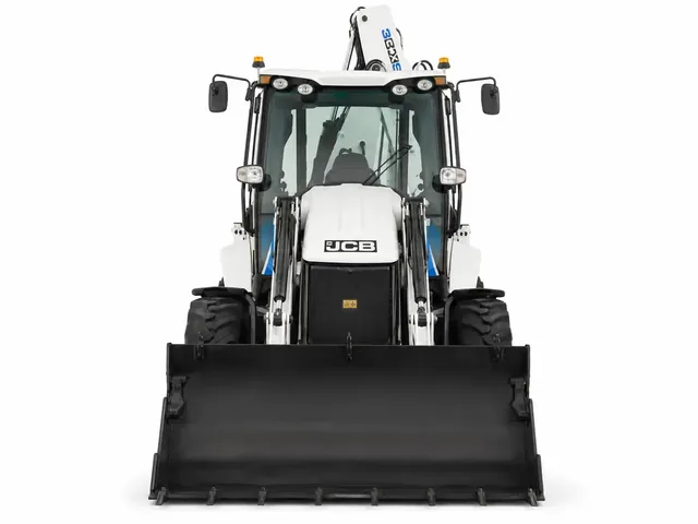 Белый экскаватор-погрузчик JCB 3CXS14M2NM с голубыми акцентами, вид строго спереди, карточка ГК «ИТТ»