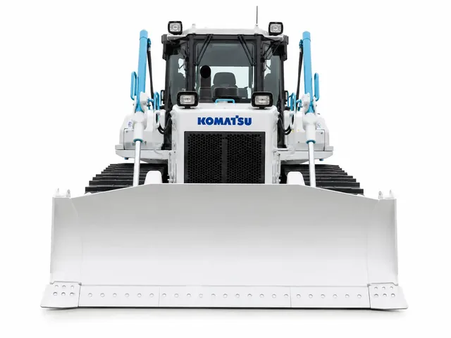 Белый бульдозер Komatsu D85 с голубыми акцентами, вид спереди для карточки ГК «ИТТ»