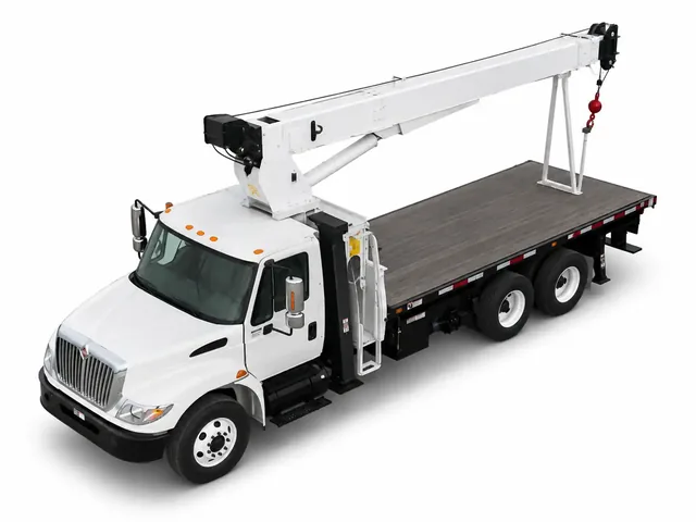 Белый автокран ALTEC AC 18-70B с телескопической стрелой и трёхосным шасси, вид сверху под высоким углом