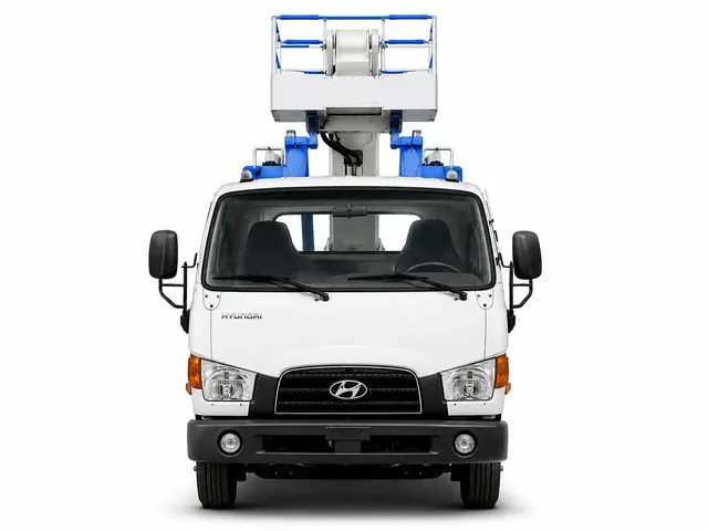 Автовышка Hyundai АФ-47431А в бело-голубой цветовой схеме, вид строго спереди, для карточки техники ГК «ИТТ»
