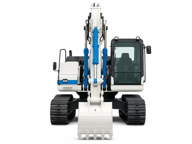 Экскаватор Komatsu PC200 в бело-голубой окраске, вид строго спереди для карточки ГК «ИТТ»