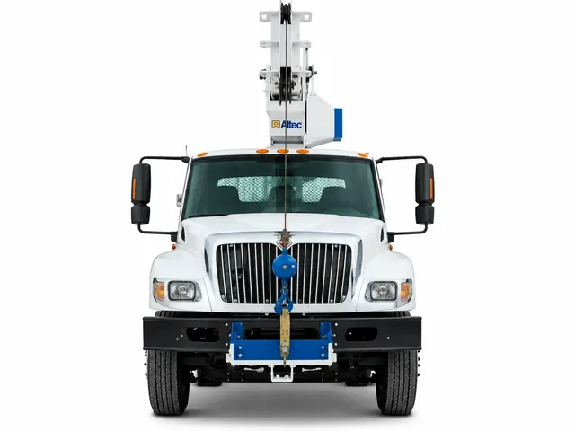 Автокран ALTEC AC 18-70R белого цвета с голубыми акцентами, вид строго спереди