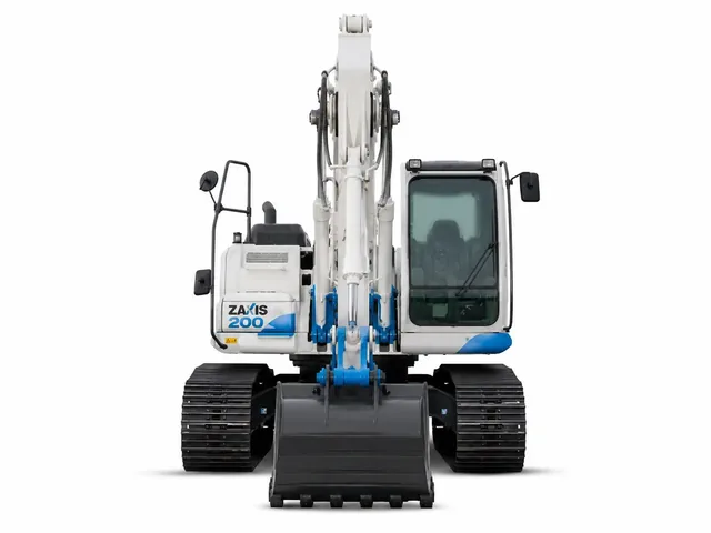 Белый гусеничный экскаватор Hitachi ZX200 с голубыми акцентами, вид строго спереди, для карточки техники ГК «ИТТ»