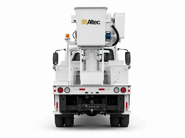Белый автокран Altec AC 26-95S с голубыми акцентами, вид строго сзади