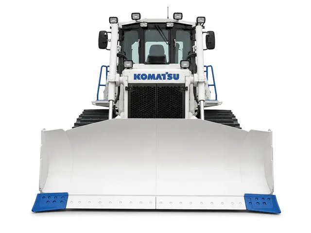 Белый гусеничный бульдозер Komatsu D65 с голубыми акцентами, вид строго спереди, для каталога ГК «ИТТ»