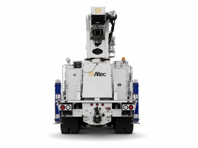 Автокран Altec AC 26-103R в бело-синей окраске, вид строго сзади