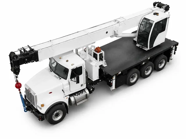 Автокран ALTEC AC 35-127S белого цвета с чёрной платформой, вид сверху под высоким углом