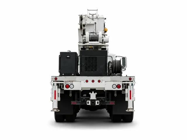 Автокран ALTEC AC 26-103S белого цвета с чёрными механическими узлами, вид строго сзади