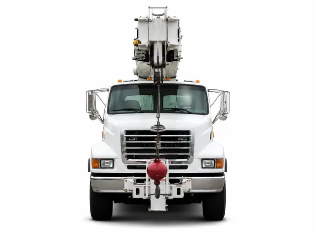 Автокран ALTEC AC 26-103S белого цвета, вид строго спереди