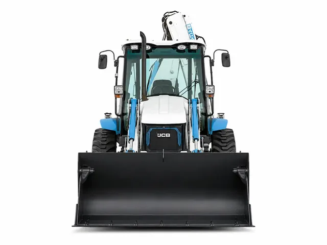 Белый экскаватор-погрузчик JCB 4CX 14H2WM с голубыми акцентами, вид строго спереди, для карточки ГК «ИТТ»