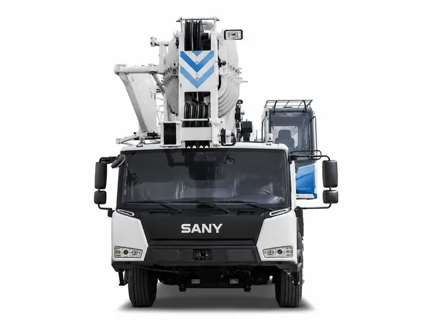 Автокран SANY STC250T5-5R в бело-голубой цветовой схеме, вид спереди, ГК «ИТТ»