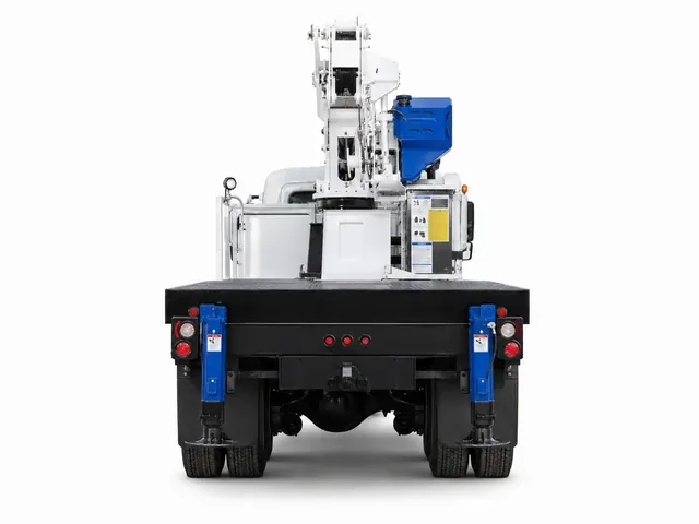 Автокран ALTEC AC 18-70R белого цвета с голубыми акцентами, вид строго сзади