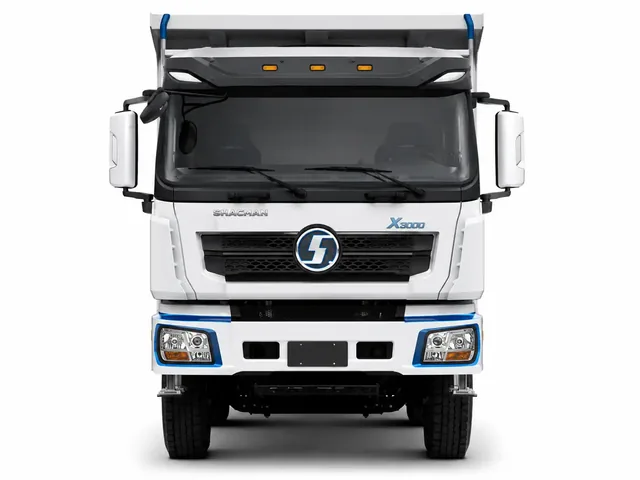 Белый самосвал SHACMAN SX32586V384 с голубыми акцентами, вид спереди для карточки ГК «ИТТ»