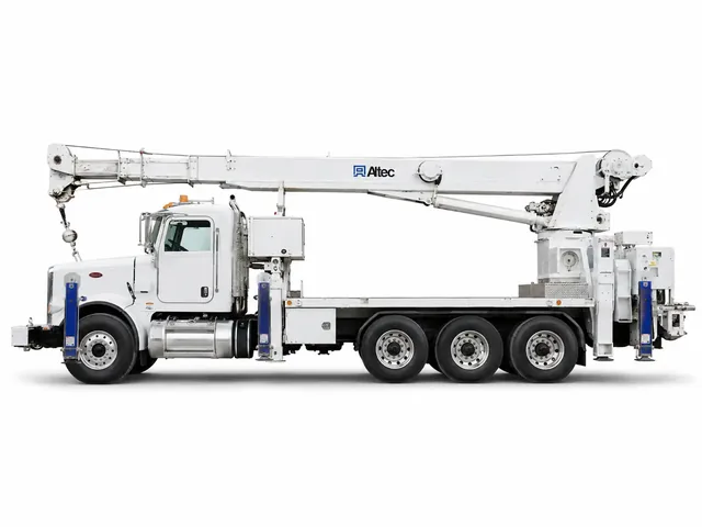 Автокран Altec AC 26-103R в бело-синей окраске, вид строго сбоку