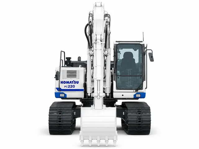 Экскаватор Komatsu PC220 в бело-голубой расцветке, вид строго спереди для карточки ГК «ИТТ»