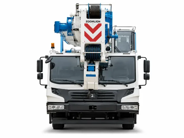 Автокран ZOOMLION ZTC800V в бело-голубой расцветке, вид строго спереди для каталога ГК «ИТТ»