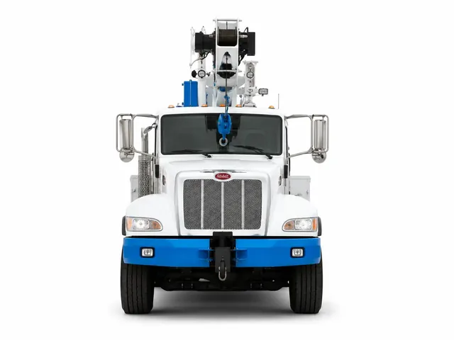 Автокран ALTEC AC 18-70B-HL белого цвета с голубым бампером, вид строго спереди