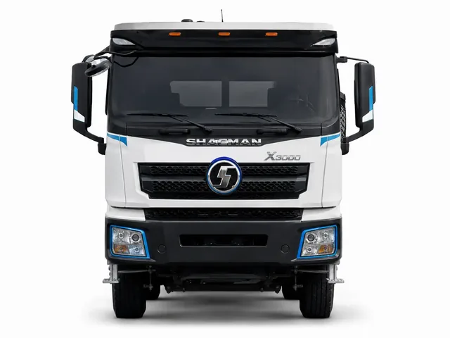 Самосвал SHACMAN SX32586W384C в бело-голубой окраске, вид строго спереди, для карточки ГК «ИТТ»