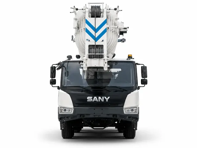 Автокран SANY STC700T5 в бело-голубой цветовой схеме, вид спереди, ГК «ИТТ»