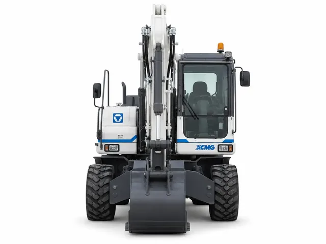 Колёсный экскаватор XCMG XE210WD в бело-голубой окраске, вид спереди, для карточки техники ГК «ИТТ»