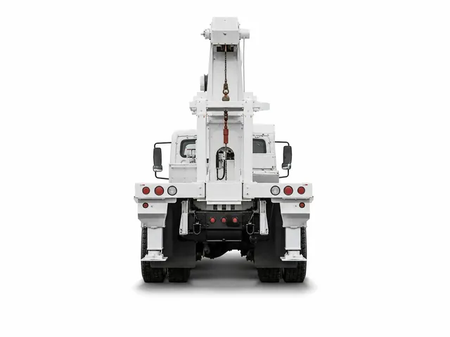 Автокран ALTEC AC 26-103B в белой окраске, вид строго сзади
