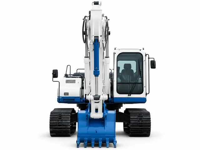 Экскаватор Hitachi ZX210 в бело-голубой цветовой схеме, вид спереди, карточка техники ГК «ИТТ»