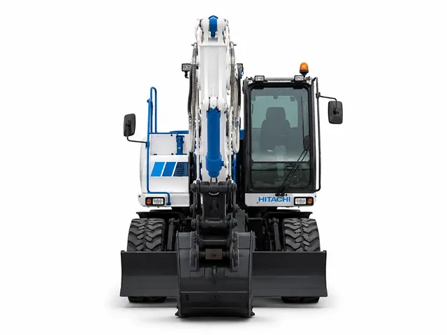 Белый экскаватор Hitachi ZX220 с голубыми акцентами, вид спереди для карточки техники ГК «ИТТ»