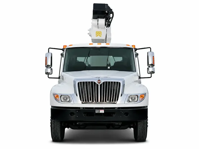 Белый автокран ALTEC AC 18-70B с телескопической стрелой, вид строго спереди
