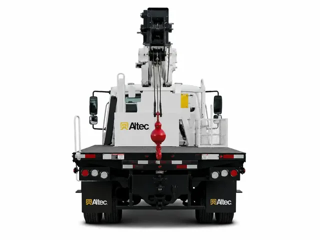 Белый автокран ALTEC AC 18-70B с телескопической стрелой и красной крюковой подвеской, вид строго сзади