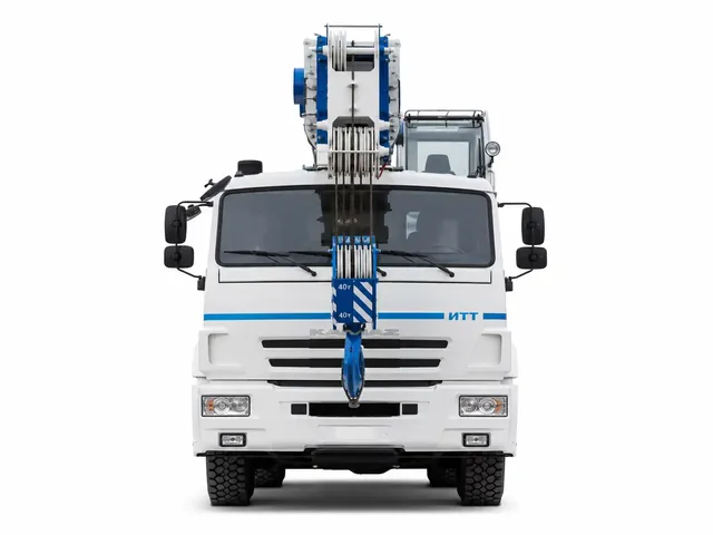 Автокран КС-45719-7К в бело-голубом оформлении, вид строго спереди для каталога ГК «ИТТ»
