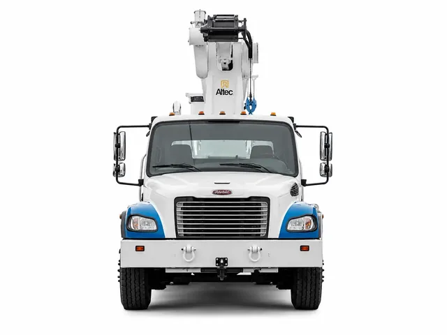 Автокран ALTEC AC 26-103B в бело-голубой окраске, вид строго спереди