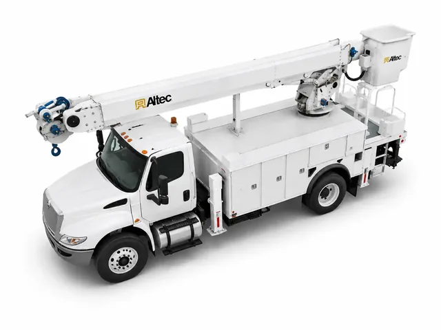 Белый автокран Altec AC 26-95S с голубыми акцентами, вид сверху под высоким углом