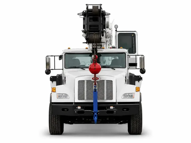 Автокран ALTEC AC 35-127S белого цвета с голубыми акцентами, вид строго спереди