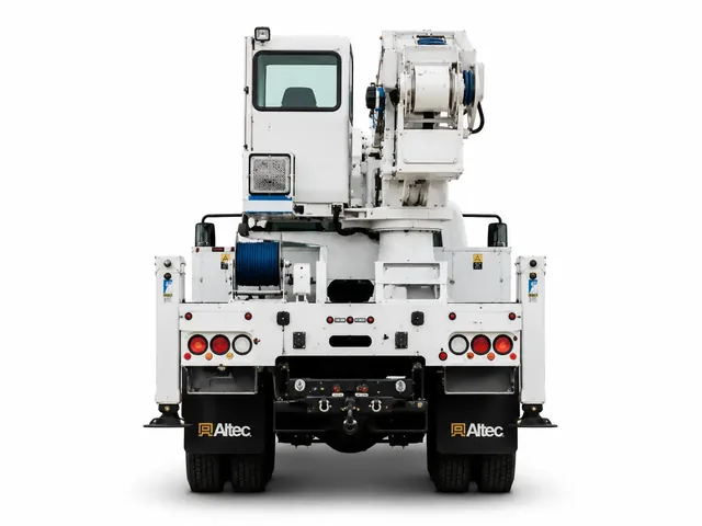 Автокран ALTEC AC 26-95B в бело-голубой цветовой схеме, вид строго сзади