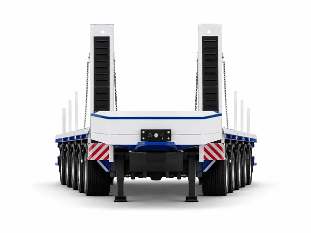 Трал AMUR LYR9806TDPW в бело-голубой окраске, вид спереди для карточки ГК «ИТТ»