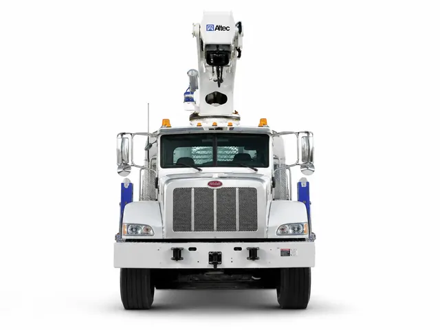 Автокран Altec AC 26-103R в бело-синей окраске, вид строго спереди