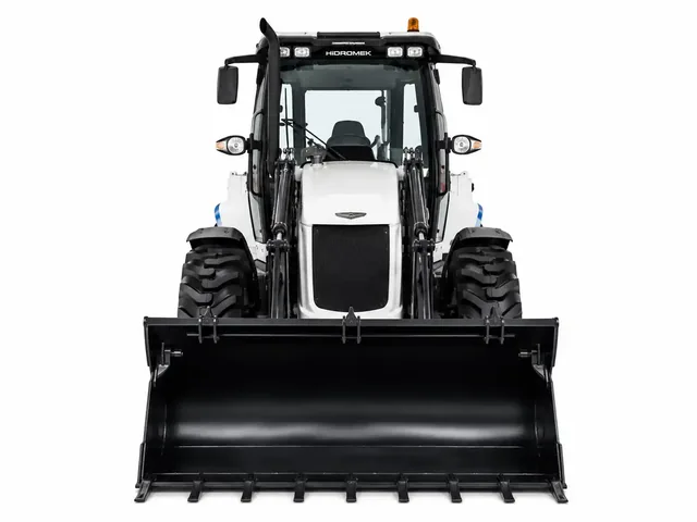 Экскаватор-погрузчик HIDROMEK HMK102B в бело-голубой окраске, вид строго спереди для карточки ГК «ИТТ»