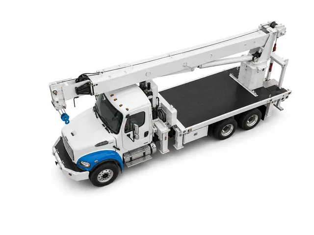 Автокран ALTEC AC 26-103B в бело-голубой окраске, вид сверху под высоким углом