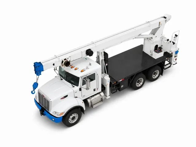 Автокран ALTEC AC 18-70B-HL белого цвета с голубым бампером, вид строго сверху