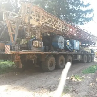 Перевозка тяжёлой спецтехники по грунтовой дороге