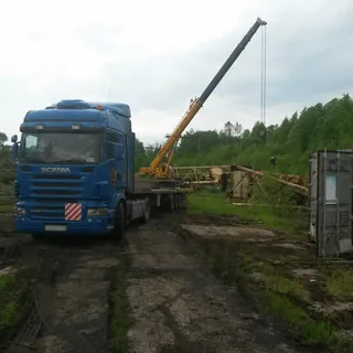 Работа автокрана на промышленной площадке с тягачом Scania