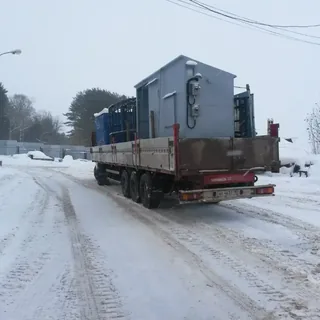 Перевозка двух модульных блок-контейнеров на полуприцепе зимой