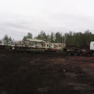 Перевозка длинномерной металлоконструкции на трале по строительной площадке