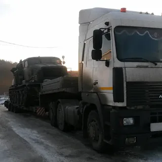 Перевозка гусеничной спецтехники на трале зимой