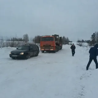 Перевозка спецтехники по заснеженной зимней дороге