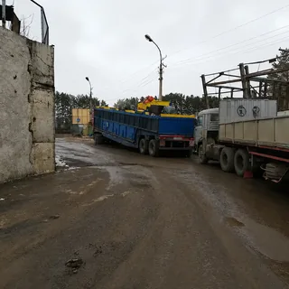 Грузовые автомобили с промышленным оборудованием на территории базы