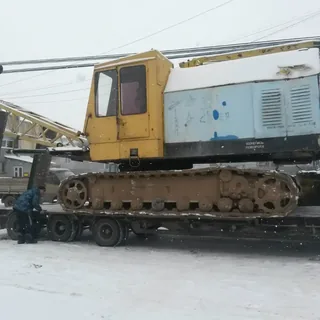 Перевозка гусеничного крана на низкорамном трале зимой